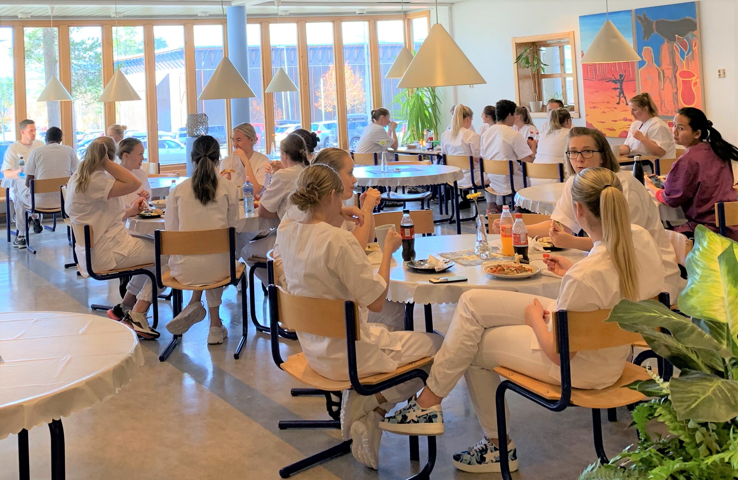 Sykepleierstudenter spiser lunsj i kantina på Holmen-bygget