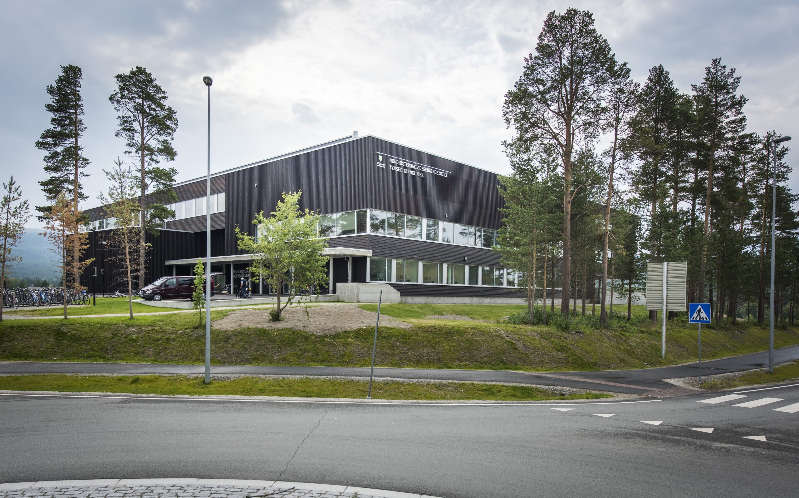 Fasade av Nord-Østerdal videregående skole. Tynset studie og høgskolesenter er lokalisert her.