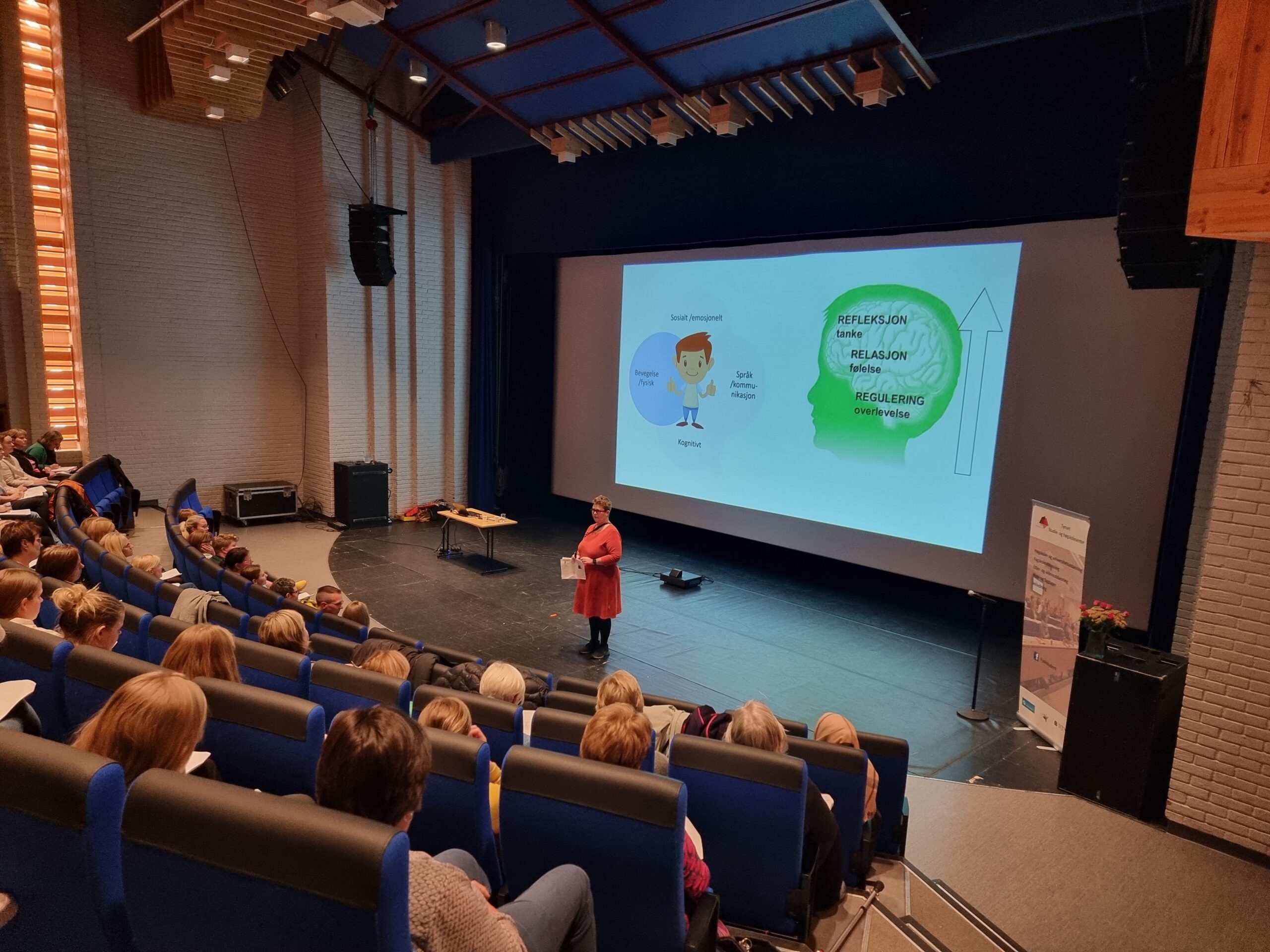 Anne Stine Bakmann fra Høgskolen i Innlandet snakker på scenen i Storsalen i Tynset Kulturhus