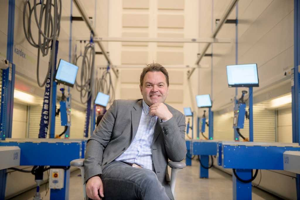 Bjørn Børresen direktør for Norsk Helsearkiv sitter i produksjonslinja for digitalisering av pasientjournaler