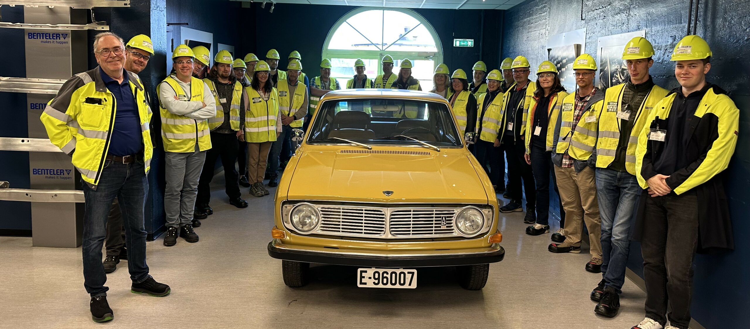 Elever fra Fagskolen Innlandet samlet rundt en Volvo i Benteler Automotives lokaler på Raufoss