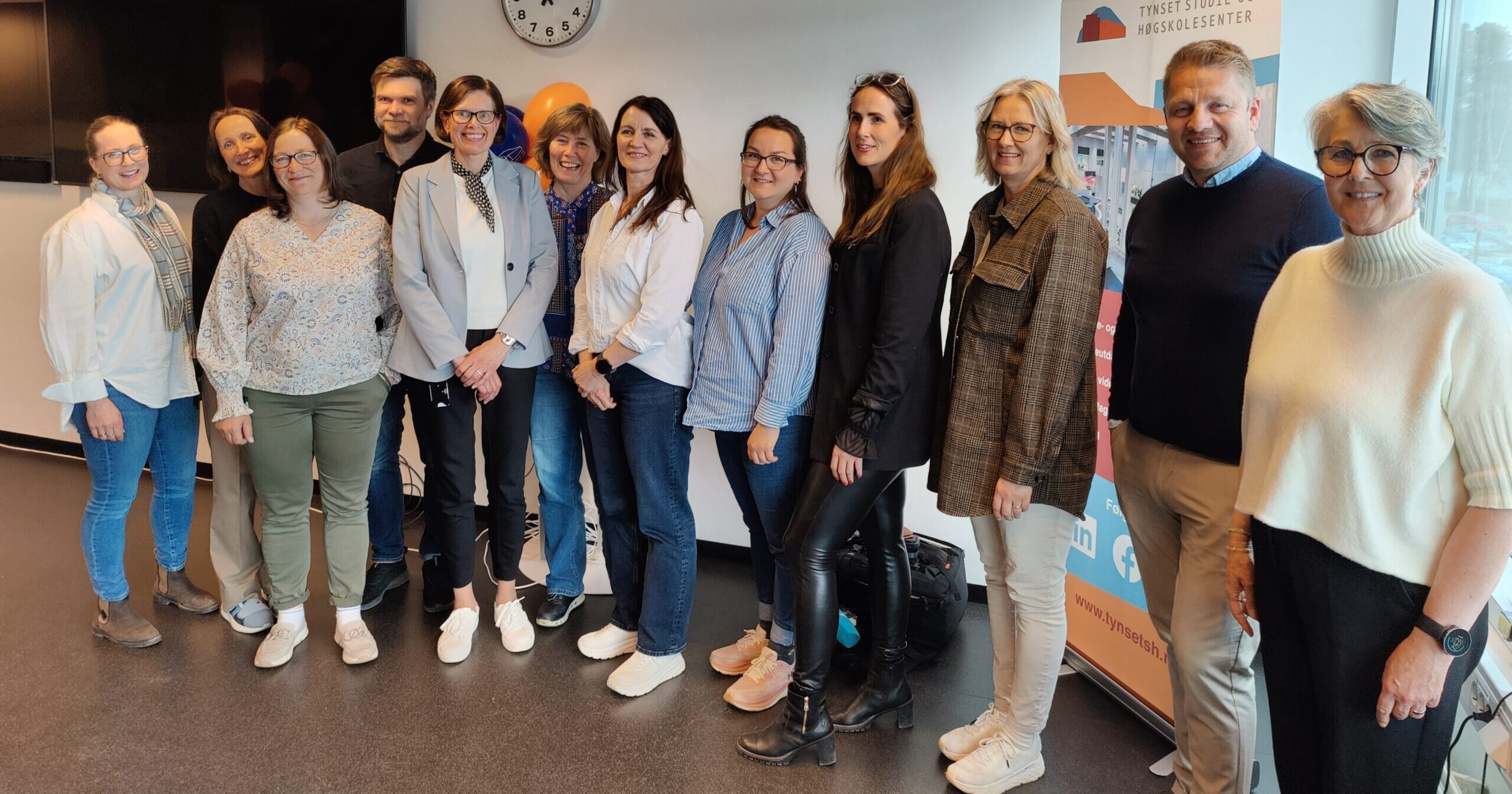 Mange var samlet for å feire milliongaven til TSH. Fra venstre: Kari Larsson Finstad (TSH), Kristin Moseng Aas-Berntsen (TSH), Mona Murud (ordfører Alvdal og leder av IPRNØ), Amund Aarvelta, styreleder i Tynset studie og høgskolesenter, Mette H. Hornseth (daglig leder TSH), Tone Nøren (TSH), Margrete Rusten (Universitetet i Innlandet), Maren Wien Killingmo (Universitetet i Innlandet), Linda Stubsveen (ordfører Rendalen), Merete Myhre Moen (ordfører Tynset), Jostein S. Sivertsen (banksjef Sparebank 1 Østlandet avdeling Tynset) og Kristin Vitsø Bjørnstad (Sparebankstiftelsen Hedmark).